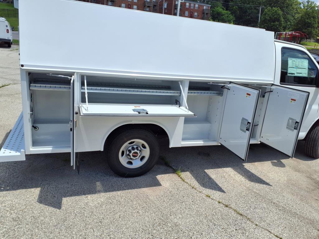 2025 Gmc Savana 3500 Cutaway photo 4
