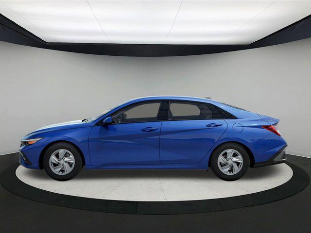 2025 Hyundai Elantra SE photo 3