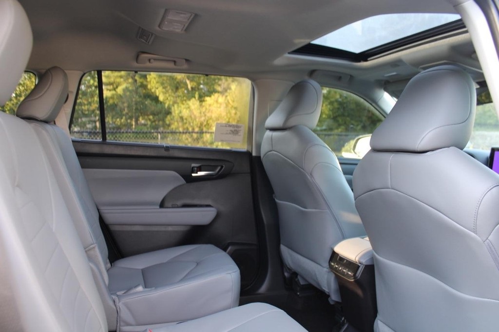 New 2024 Toyota Highlander XLE 4D Sport Utility in Ballwin W240783