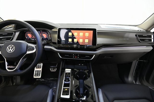2024 Volkswagen Atlas Peak Edition SEL photo 2