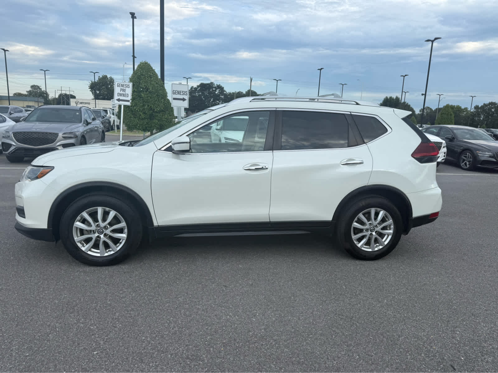 2020 Nissan Rogue SV photo 3