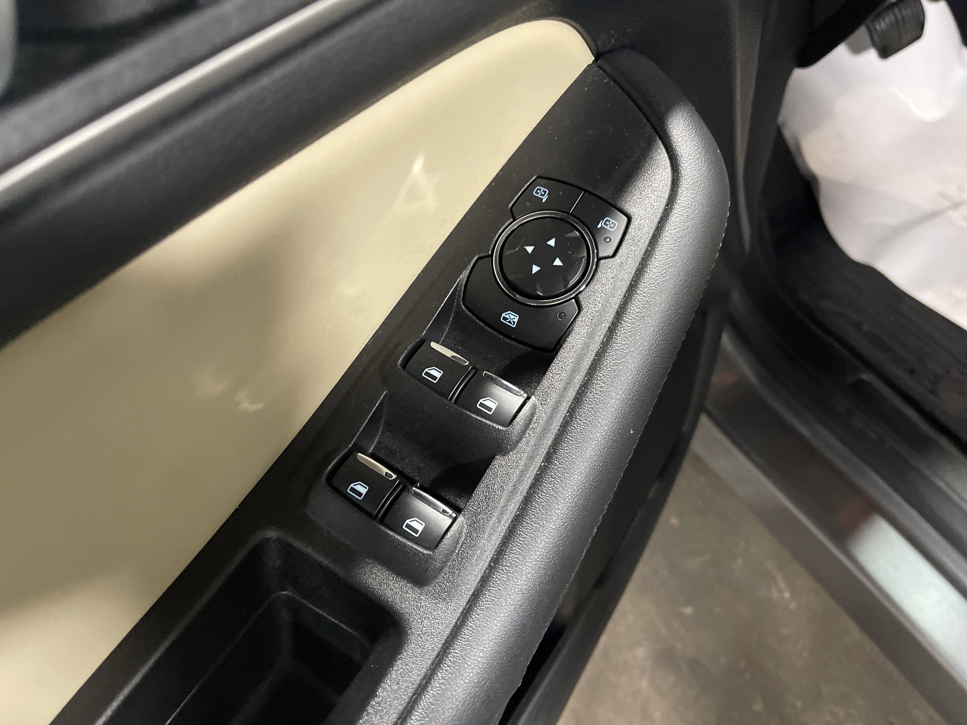 2022 Ford Edge SEL photo 3