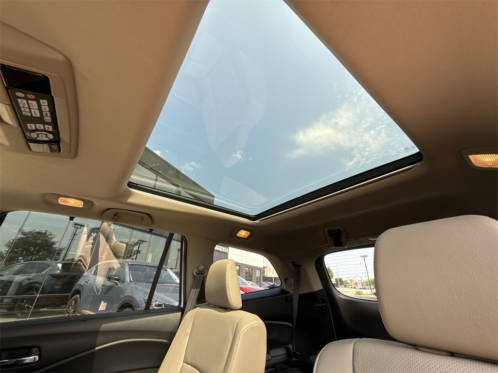 2016 Honda Pilot Elite photo 24