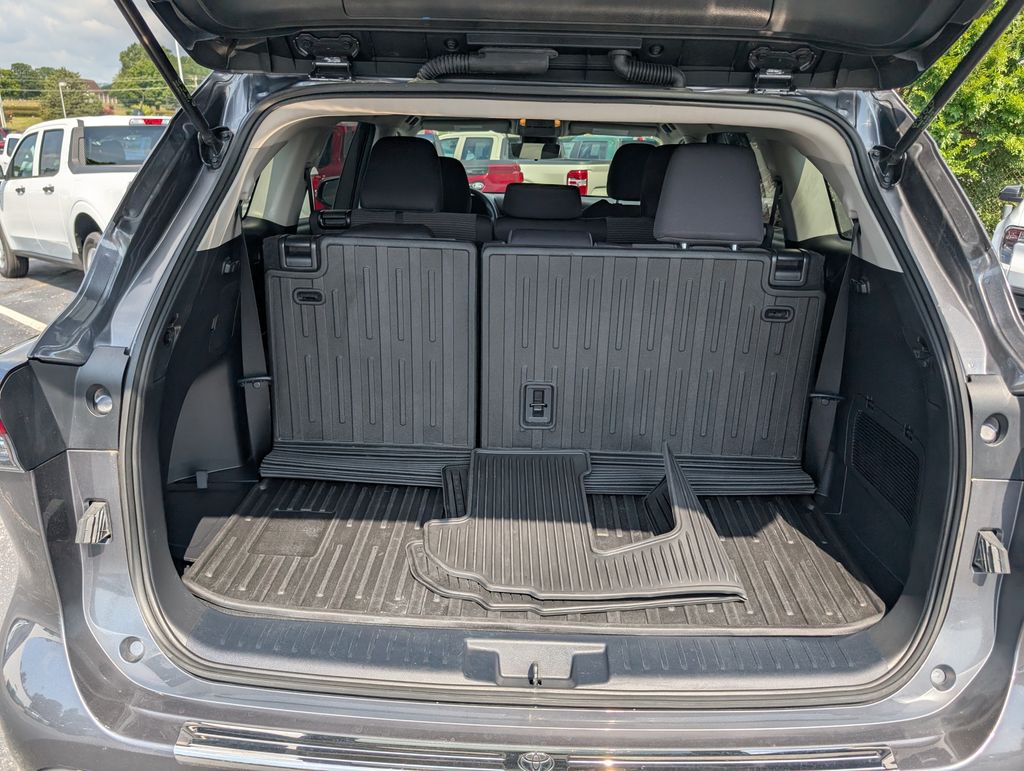 2023 Toyota Highlander L photo 4
