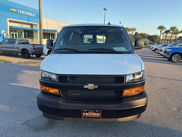 2025 Chevrolet Express Cargo 3500 photo 2