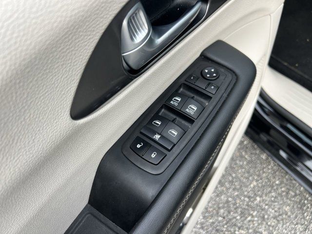 2024 Chrysler Pacifica Touring L photo 4
