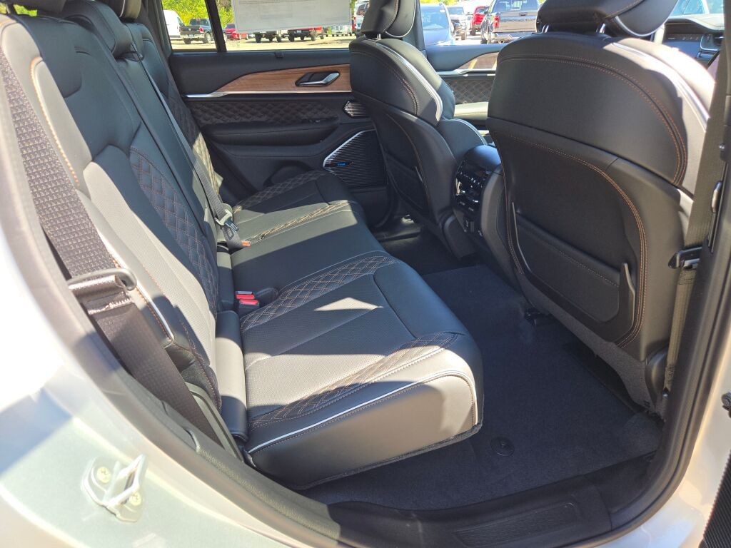 2025 Jeep Grand Cherokee Summit Reserve photo 4