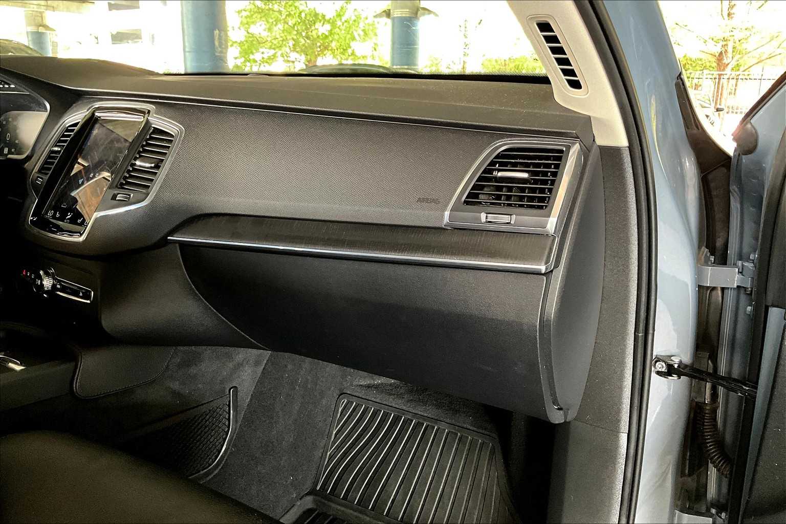 2020 Volvo XC90 Momentum photo 17