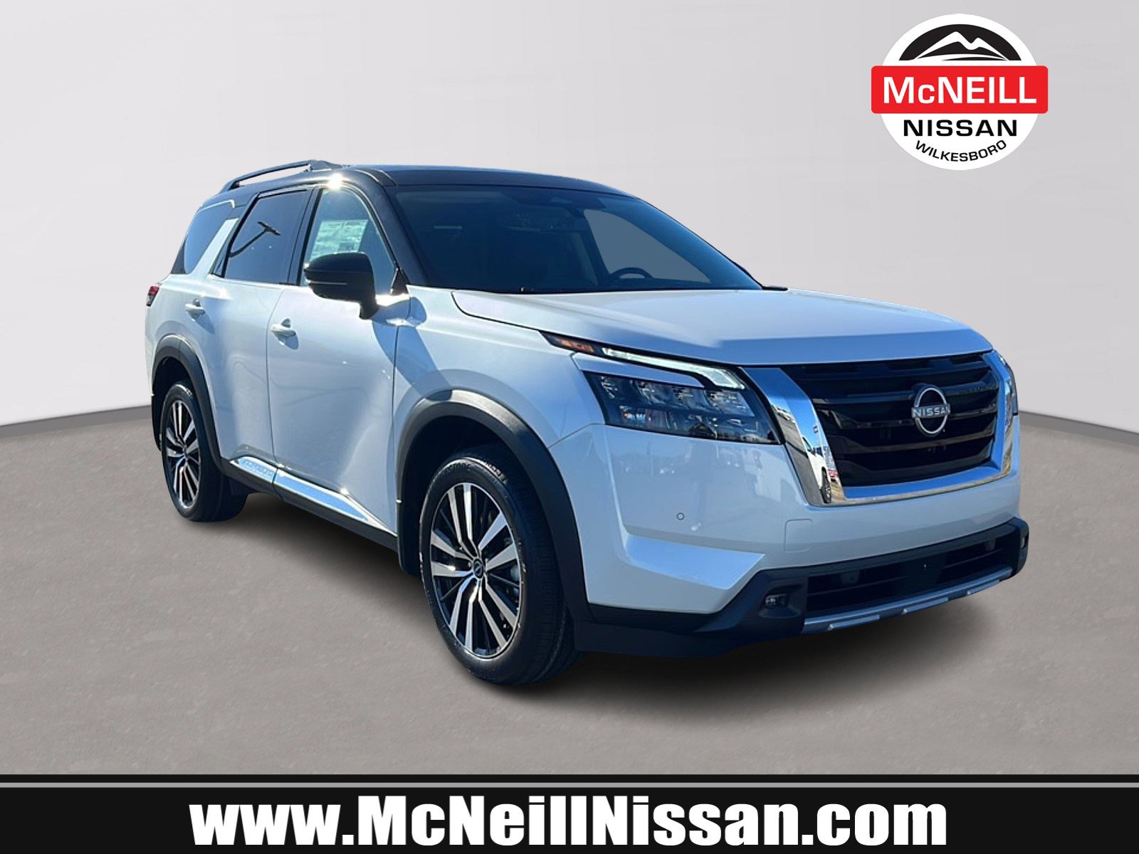2025 Nissan Pathfinder Platinum's photo