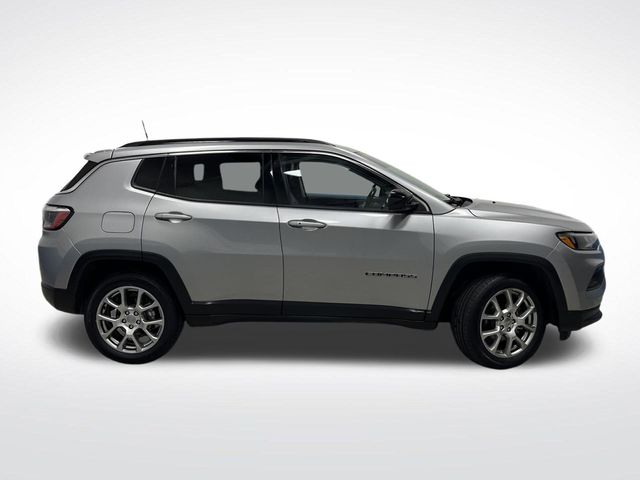 2022 Jeep Compass Latitude Lux photo 2