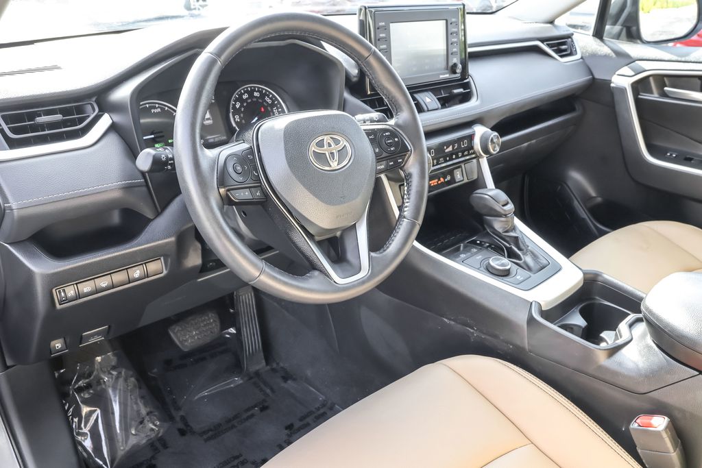2021 Toyota RAV4 Hybrid XLE photo 3