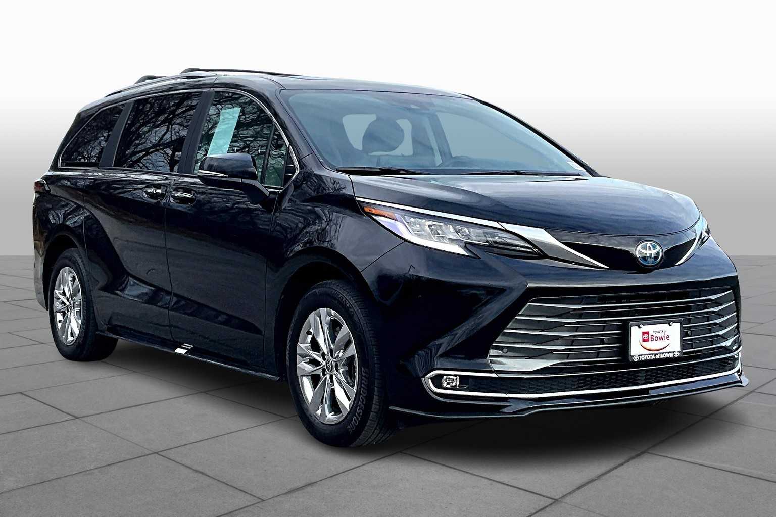2024 Toyota Sienna Limited photo 2