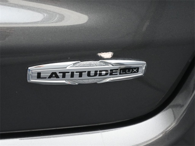 2022 Jeep Compass Latitude Lux photo 23