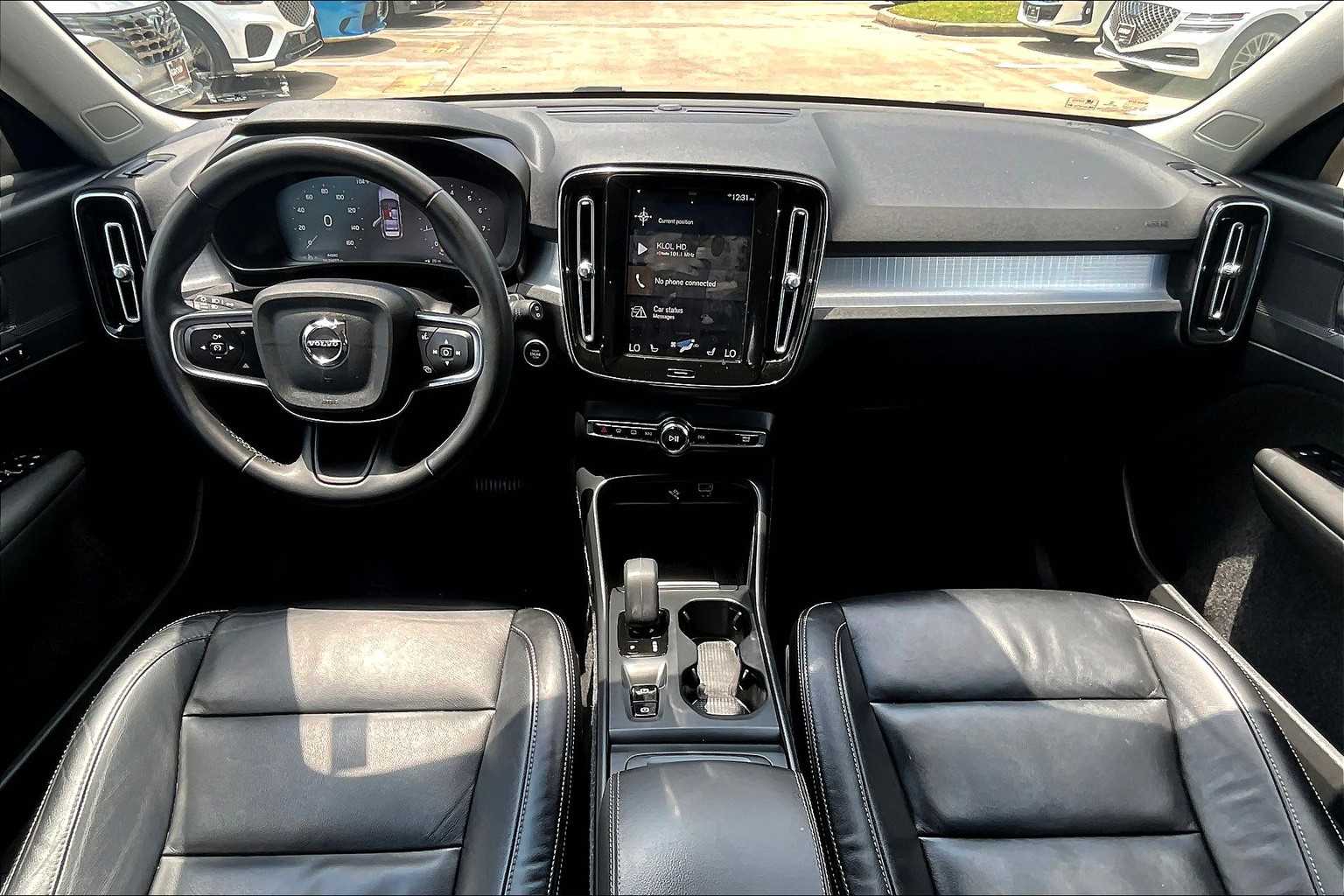 2022 Volvo XC40 Momentum photo 13