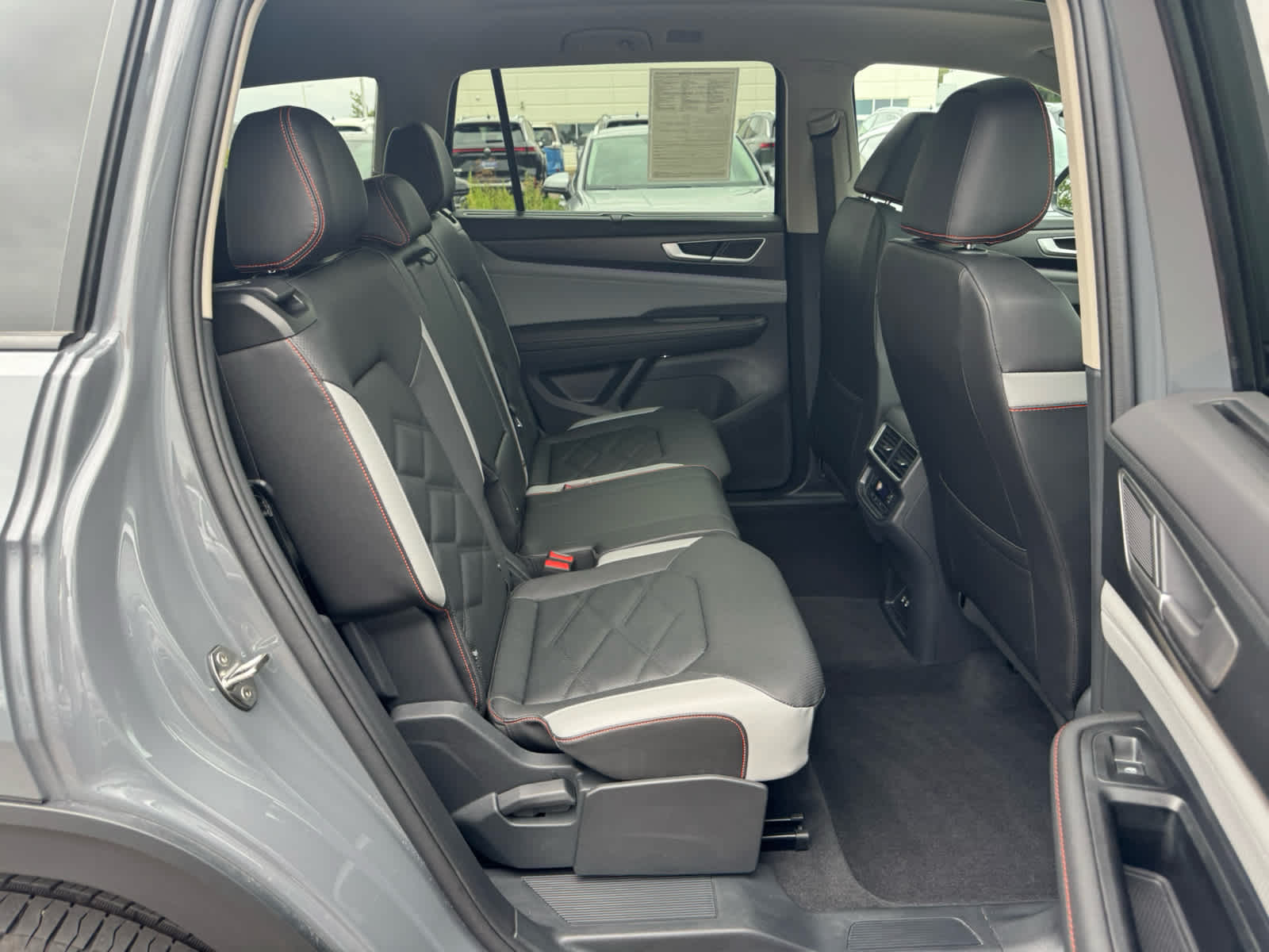 2025 Volkswagen Atlas Peak Edition SE photo 33