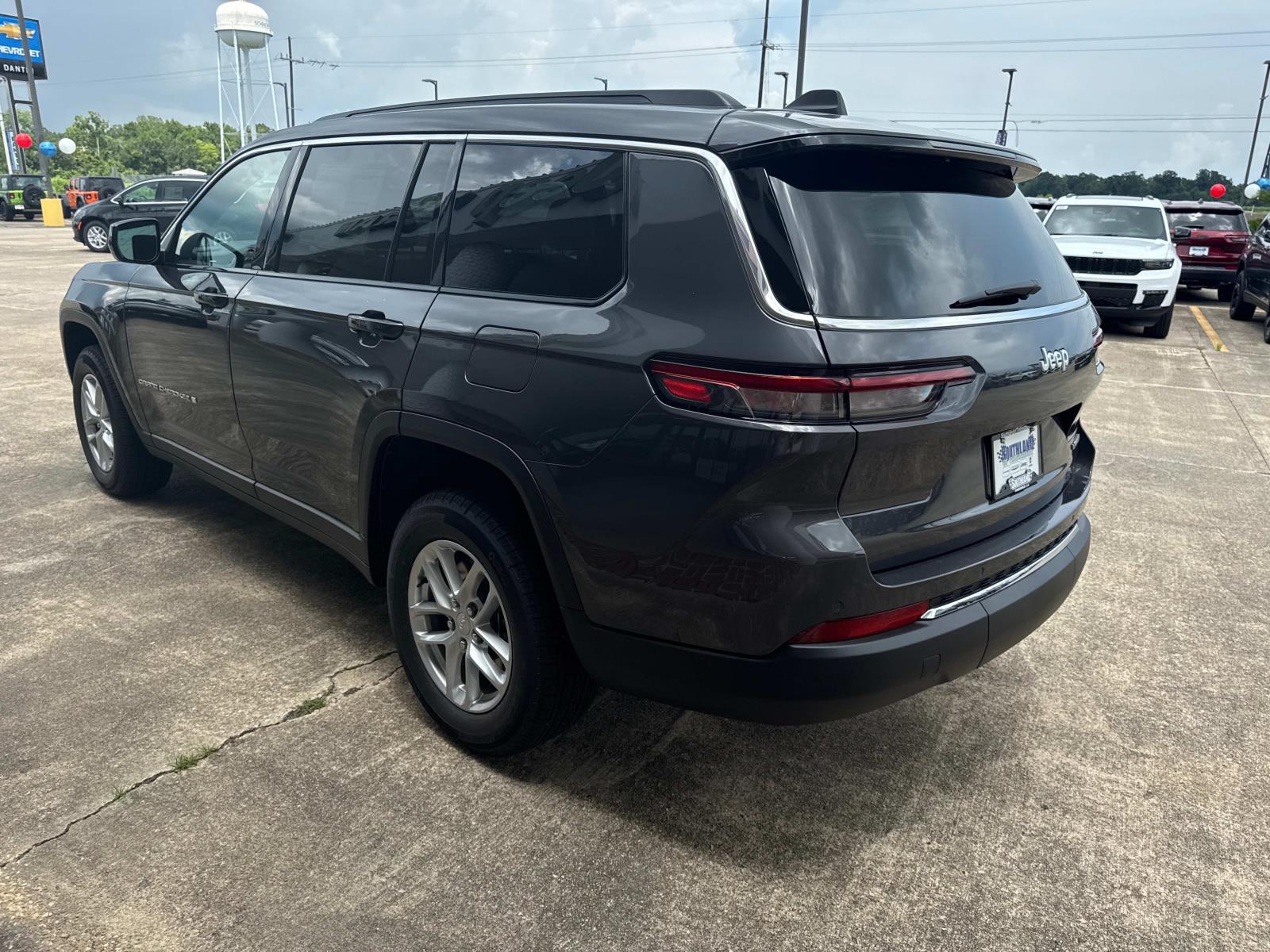 2025 Jeep Grand Cherokee Laredo X photo 2