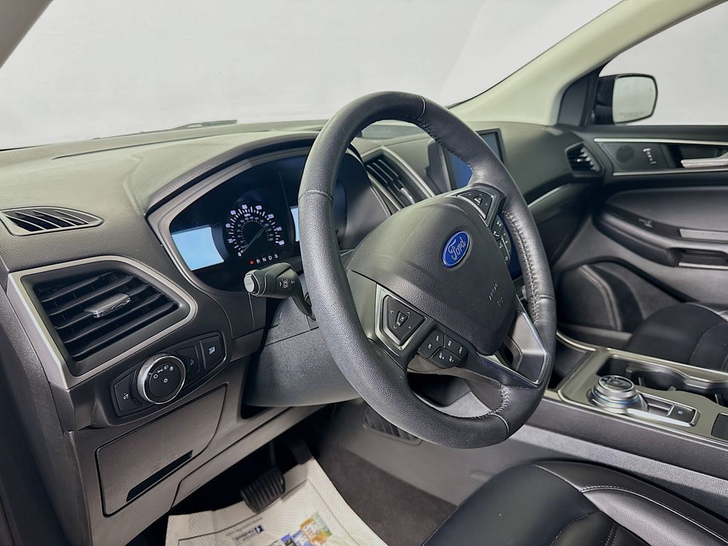 2022 Ford Edge SEL photo 9