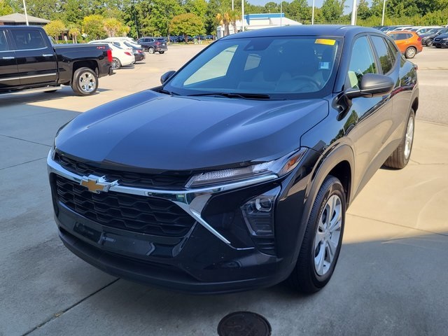 2025 Chevrolet Trax LS photo 4