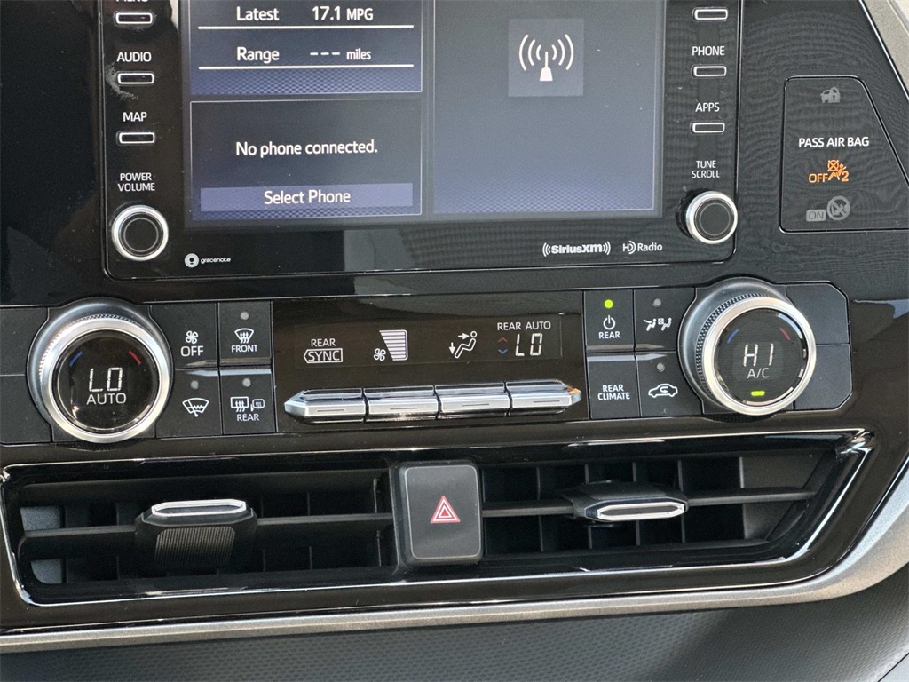 2022 Toyota Highlander LE photo 4