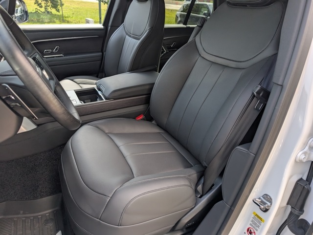 2025 Land Rover Range Rover SE photo 4