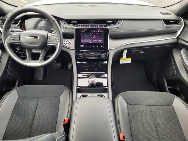 2025 Jeep Grand Cherokee Laredo Altitude photo 6
