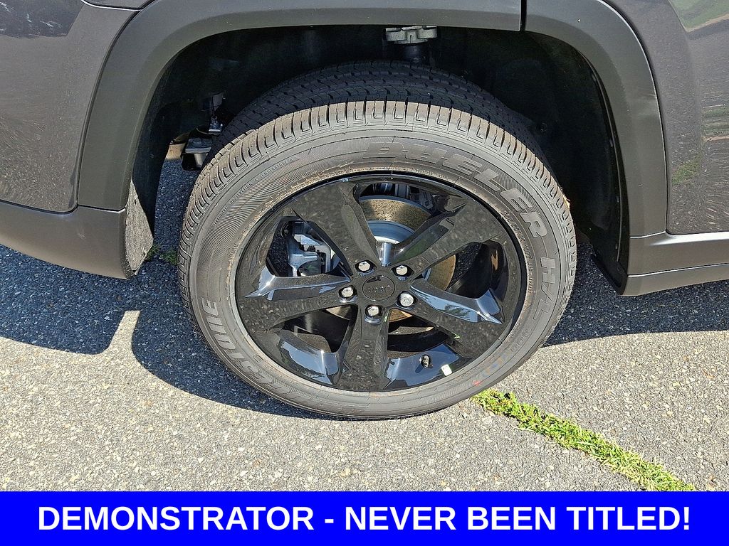 2025 Jeep Grand Cherokee Altitude photo 3