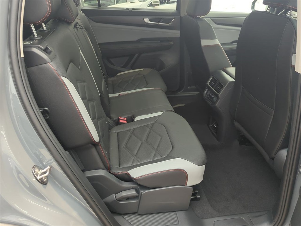 2025 Volkswagen Atlas Peak Edition SE photo 22