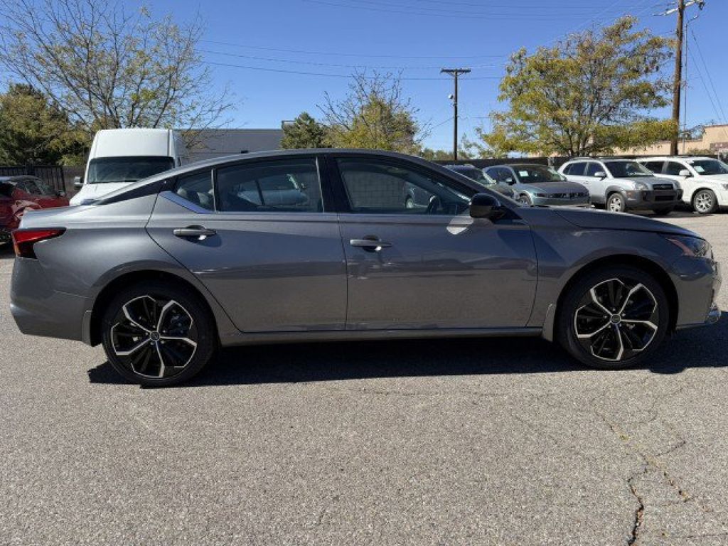 2025 Nissan Altima 2.5 SR photo 3