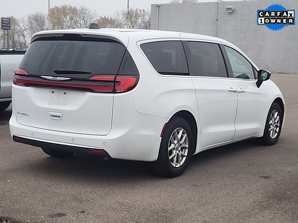2024 Chrysler Pacifica Touring L photo 2