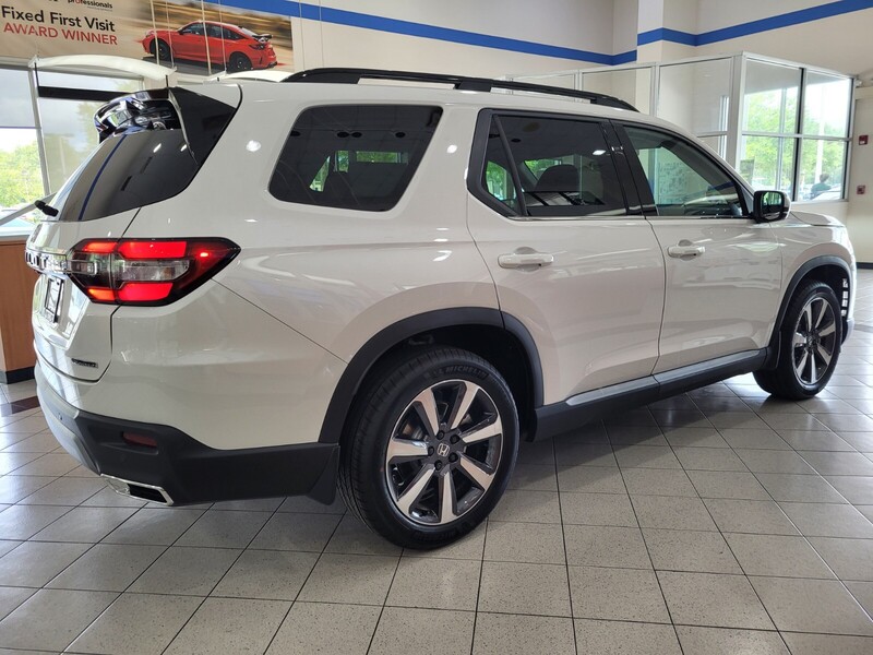 2025 Honda Pilot Touring photo 2