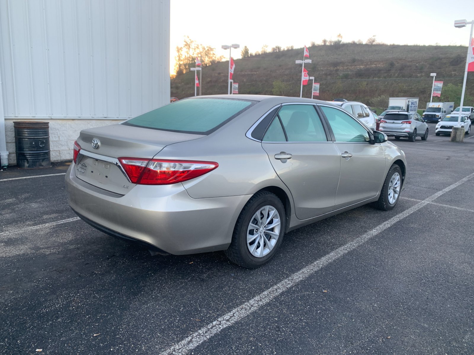 2016 Toyota Camry LE photo 2