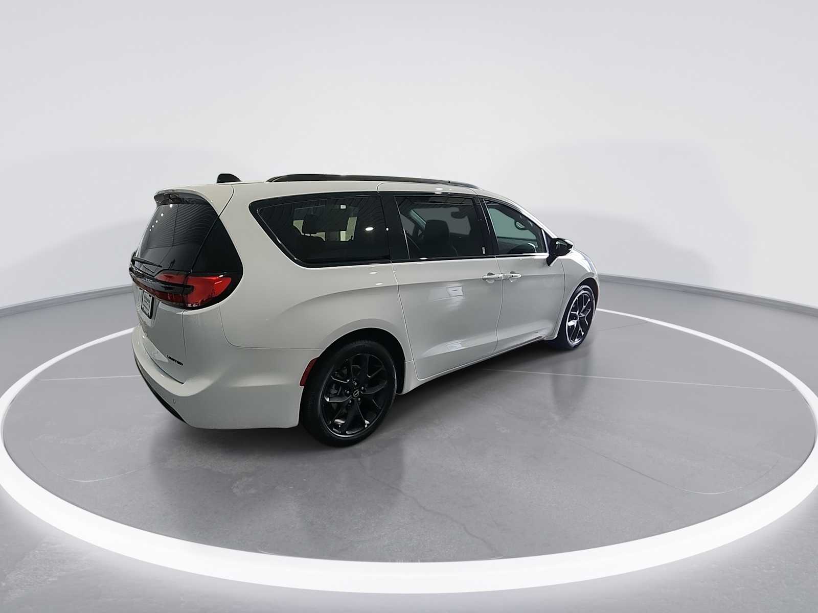 2026 Chrysler Pacifica Limited photo 8