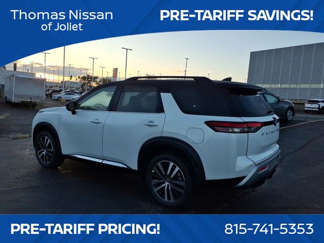 2025 Nissan Pathfinder Platinum photo 2