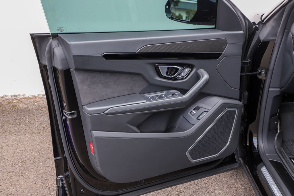 2021 Lamborghini Urus photo 8