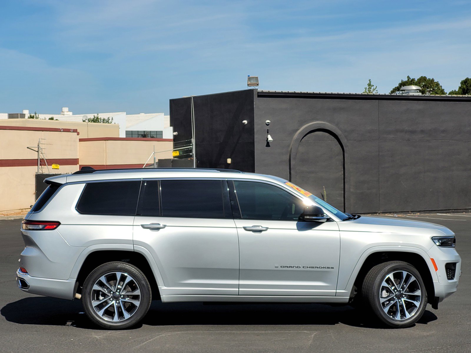 2023 Jeep Grand Cherokee Overland photo 3