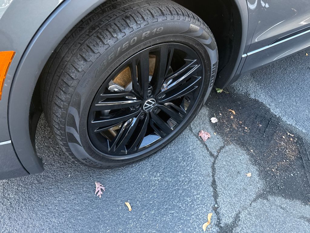 2022 Volkswagen Tiguan SE R-Line Black photo 2