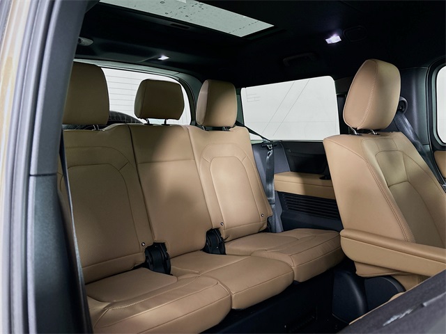 2025 Land Rover Defender 130 X-Dynamic SE photo 29