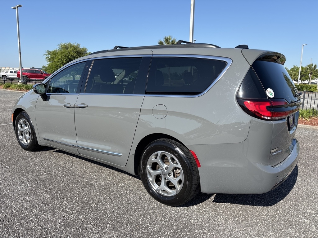 2023 Chrysler Pacifica Limited photo 3