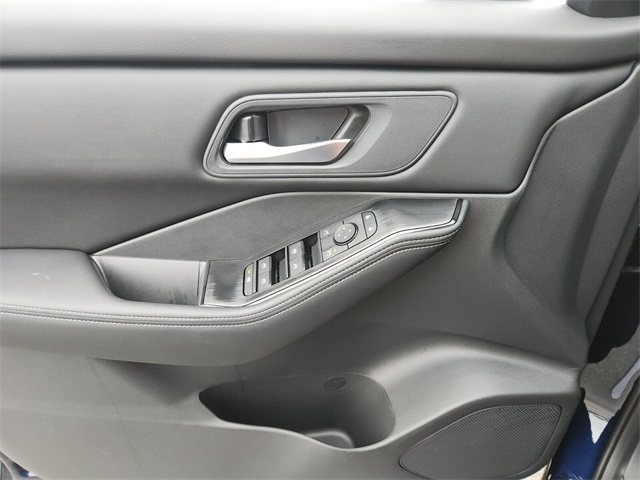 2026 Nissan Rogue SV photo 18