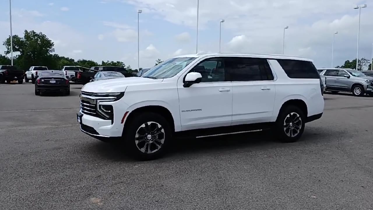 2025 Chevrolet Suburban LT photo 4