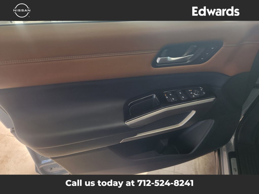 2023 Nissan Pathfinder Platinum photo 18