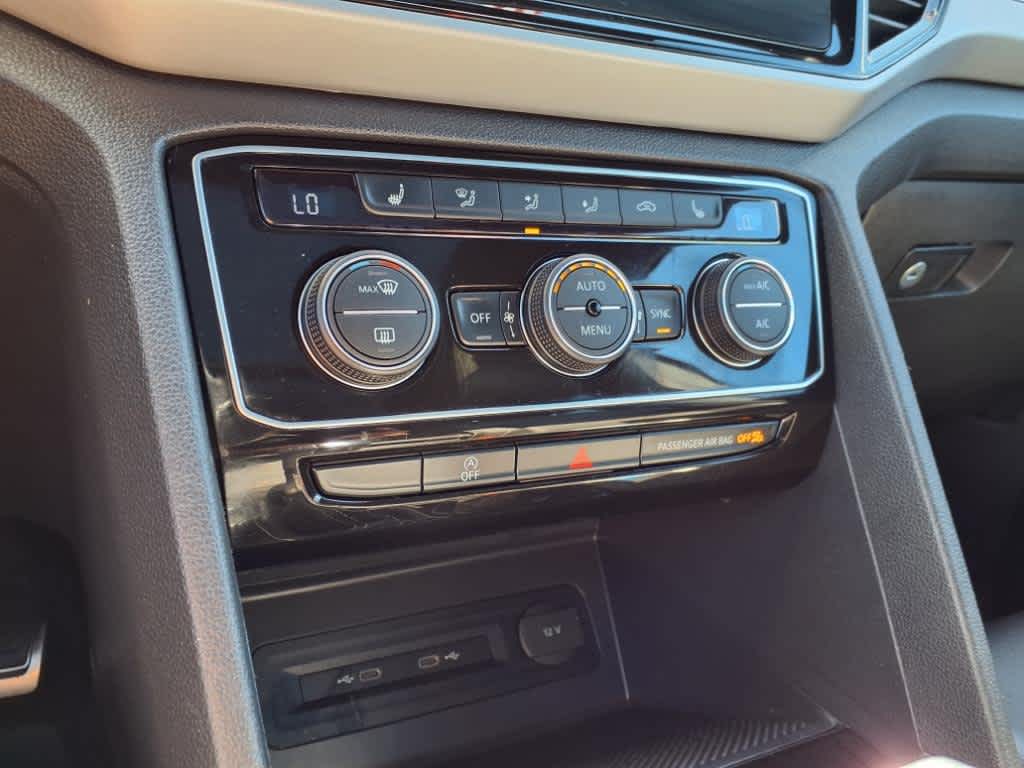 2022 Volkswagen Atlas Cross Sport V6 SEL R-Line photo 17