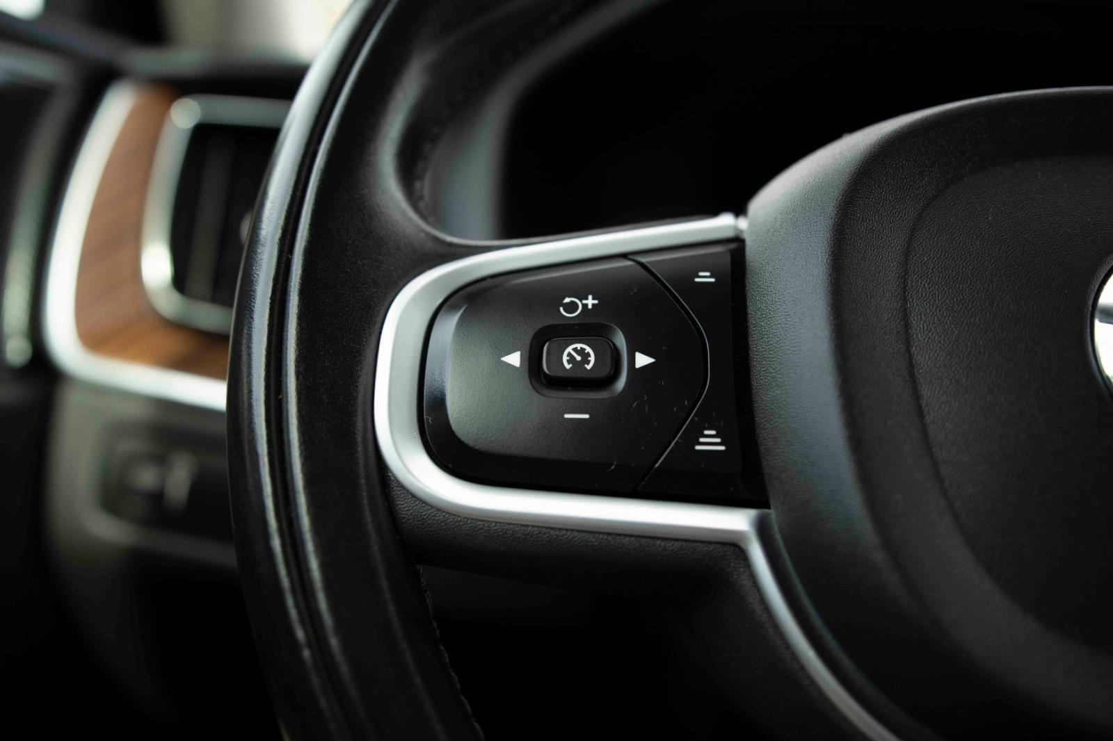 2021 Volvo XC60 Momentum photo 5