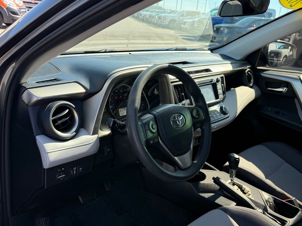 2015 Toyota RAV4 XLE photo 3