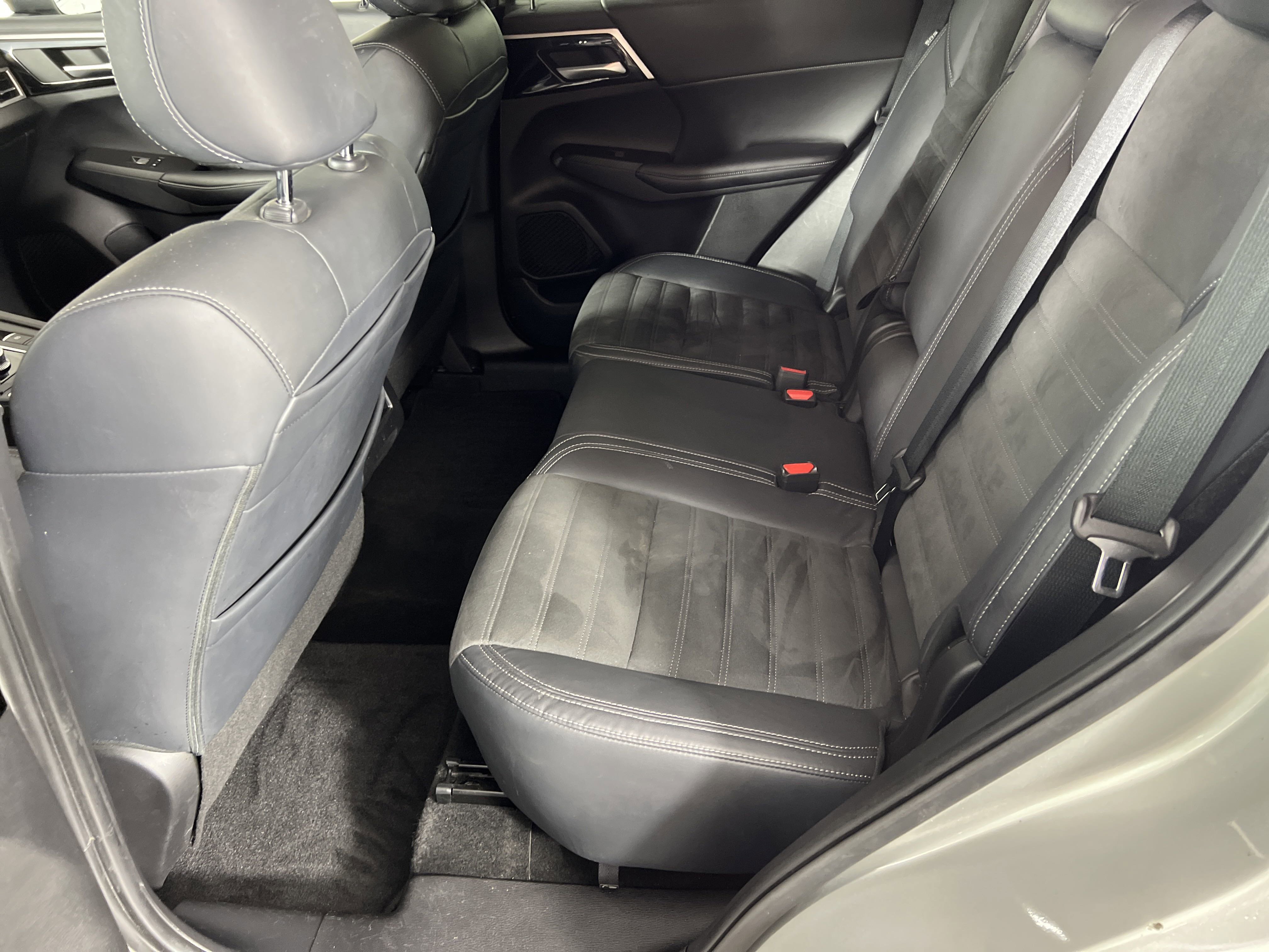 2022 Mitsubishi Outlander SE photo 2