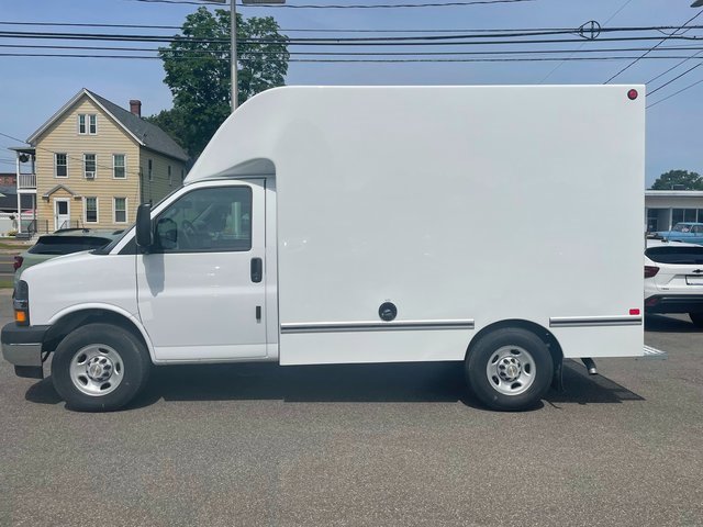 2025 Chevrolet Express Cutaway 3500 photo 2
