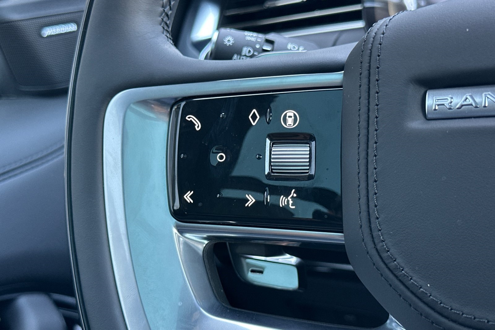2025 Land Rover Range Rover SE photo 24