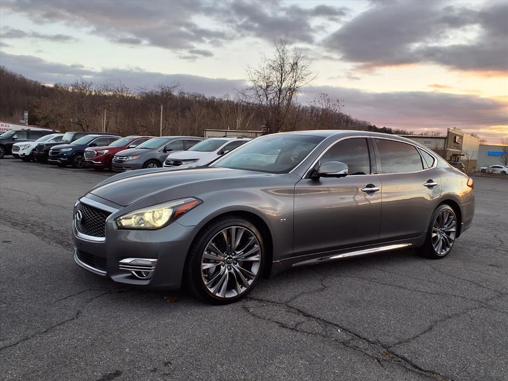 2016 INFINITI Q70L 5.6's photo