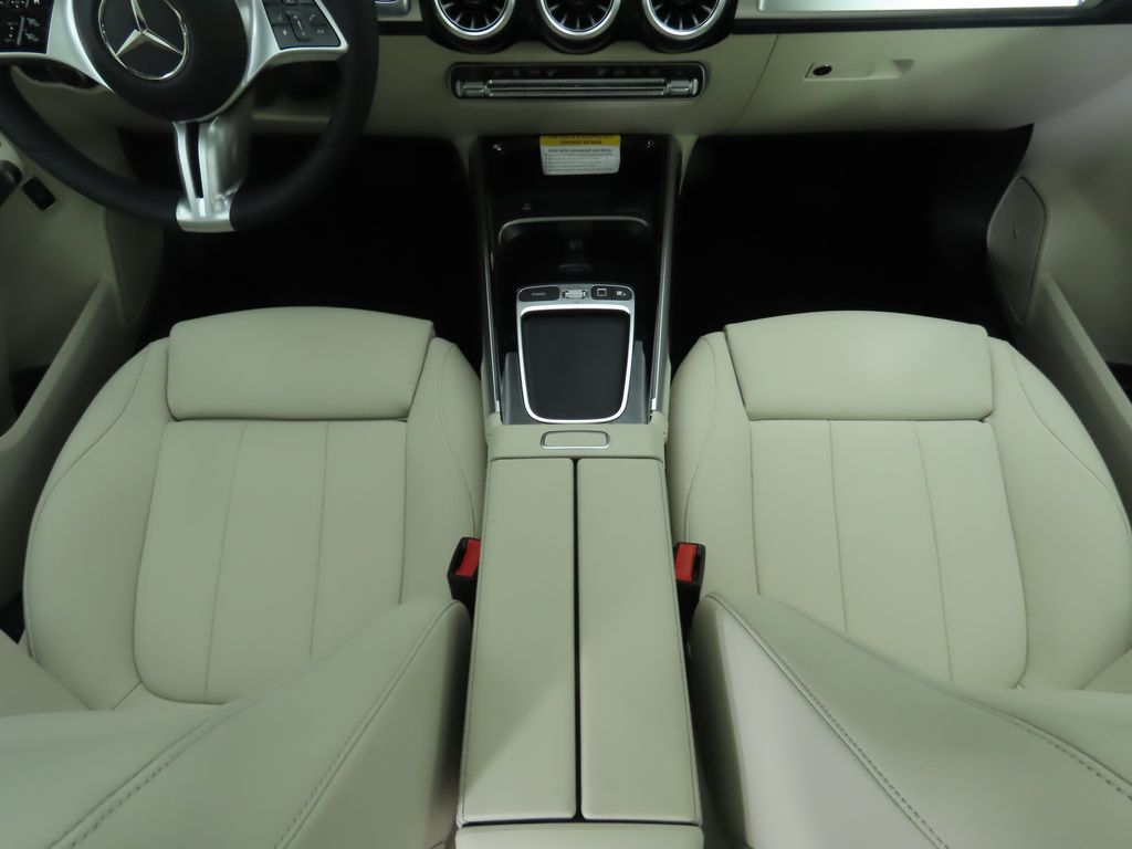 2026 Mercedes Benz GLB 250 photo 15