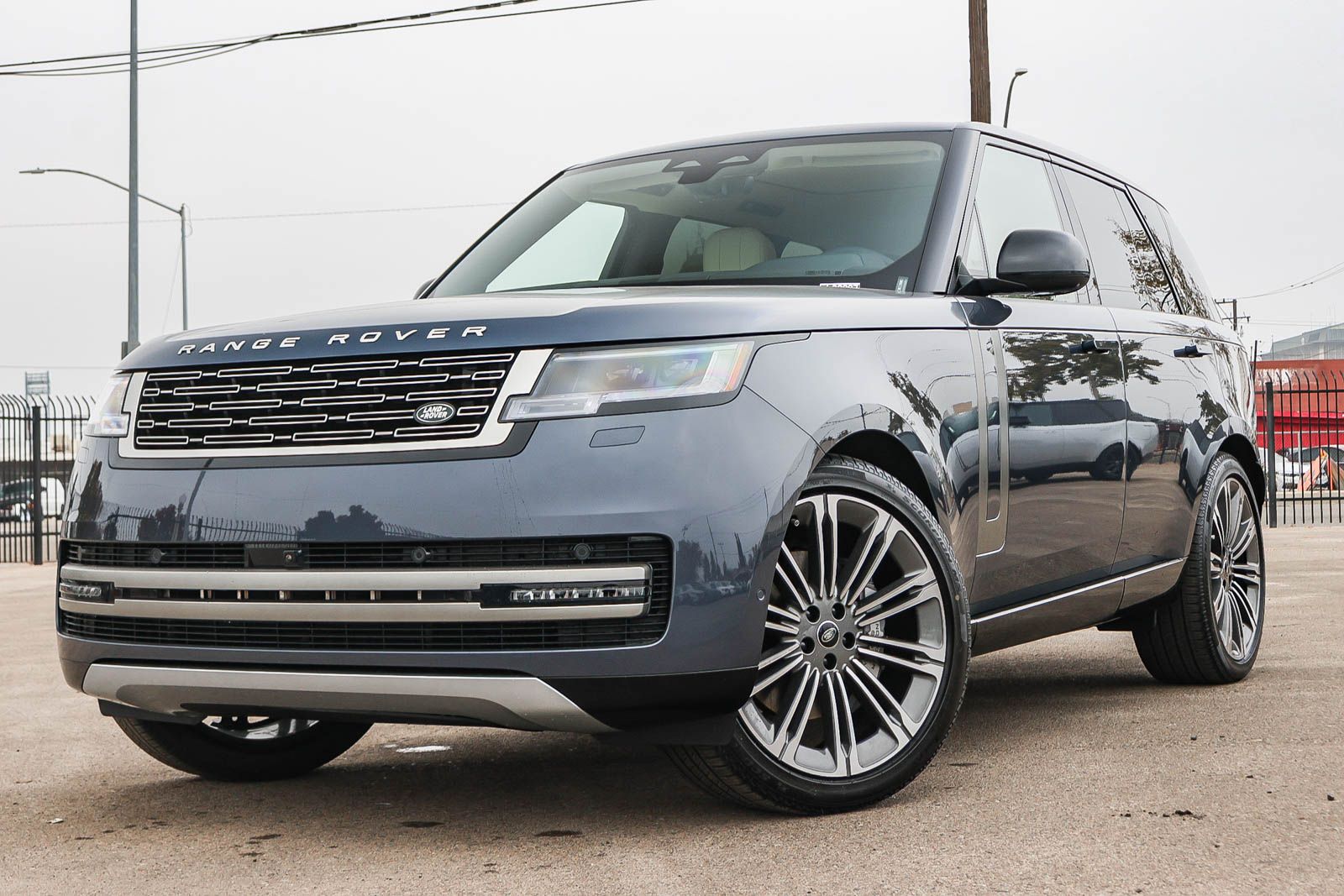 2025 Land Rover Range Rover SE's photo